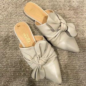 Light grey Nannette Lepore shoes. Size 6.
